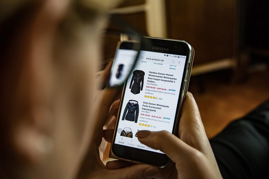 Der E-Commerce boomt. Amazon besitzt zahlreiche Kunden die regelmäßig auf der Plattform shoppen.